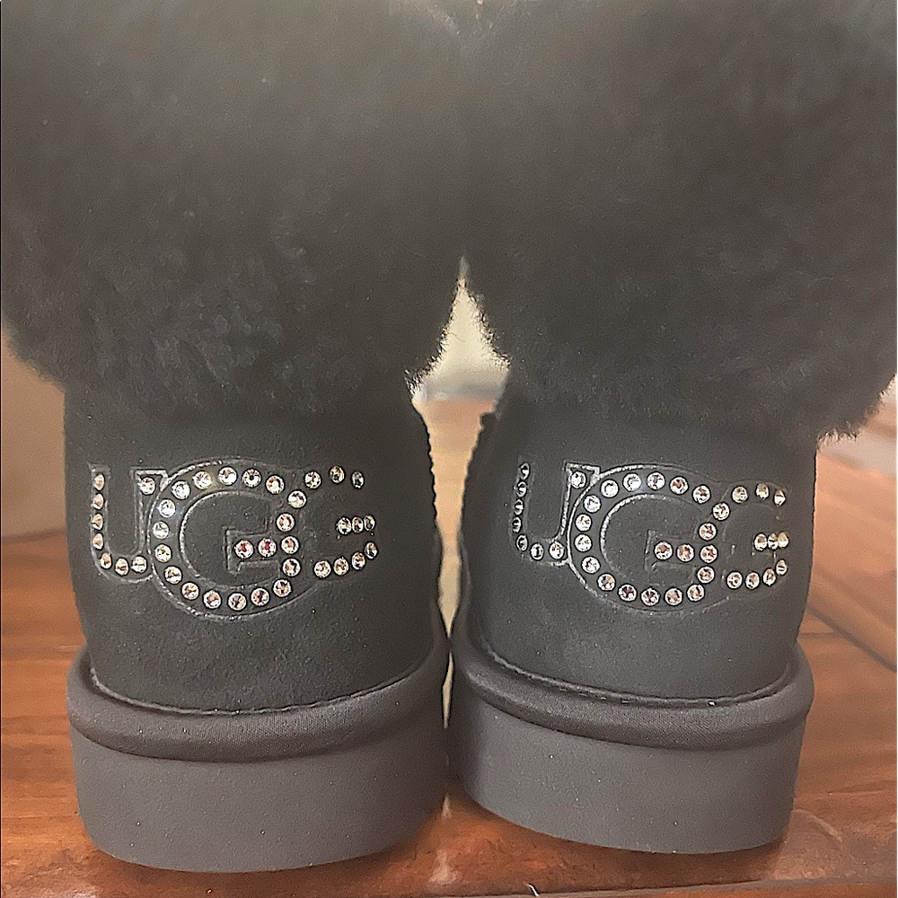 BRAND NEW CLASSIC BLING MINI UGGS SIZE 6